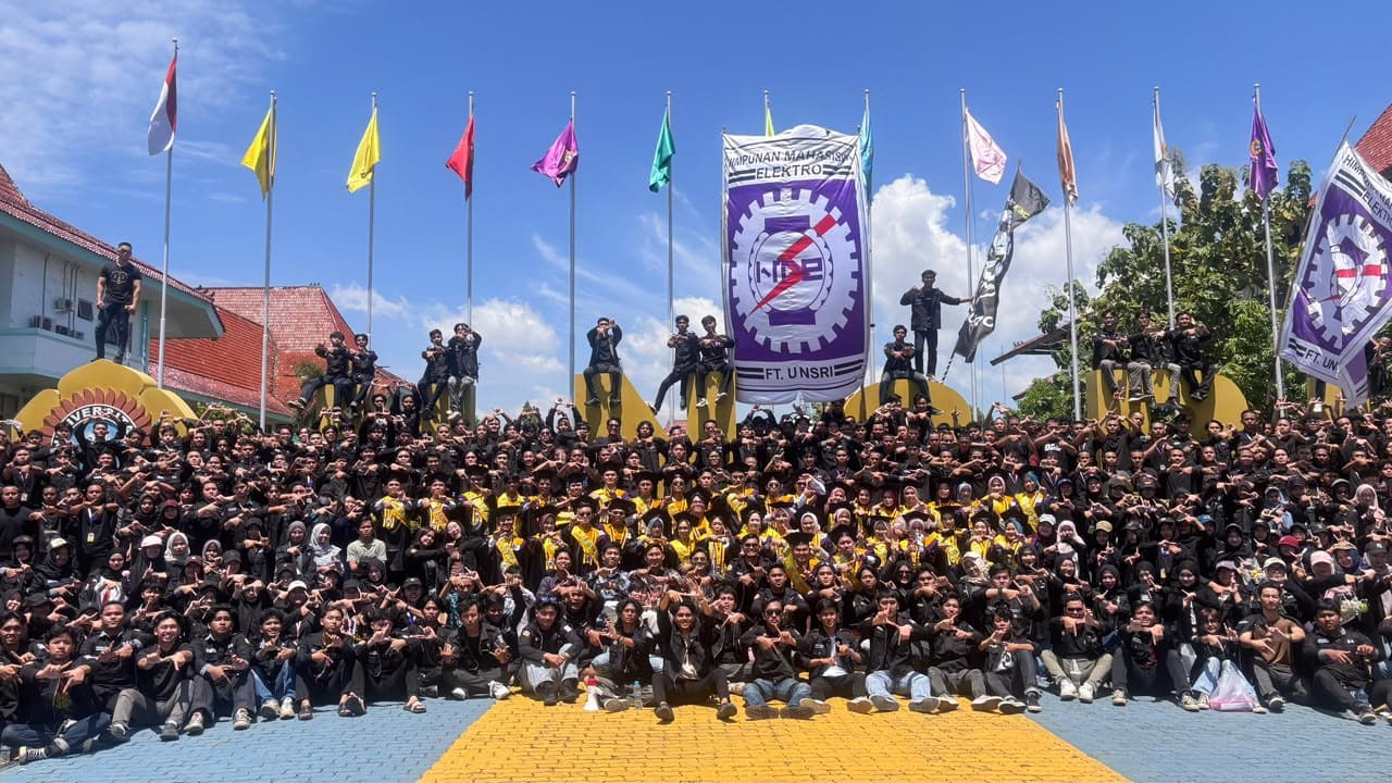 Arak-arakan wisudawan Teknik Elektro UNSRI