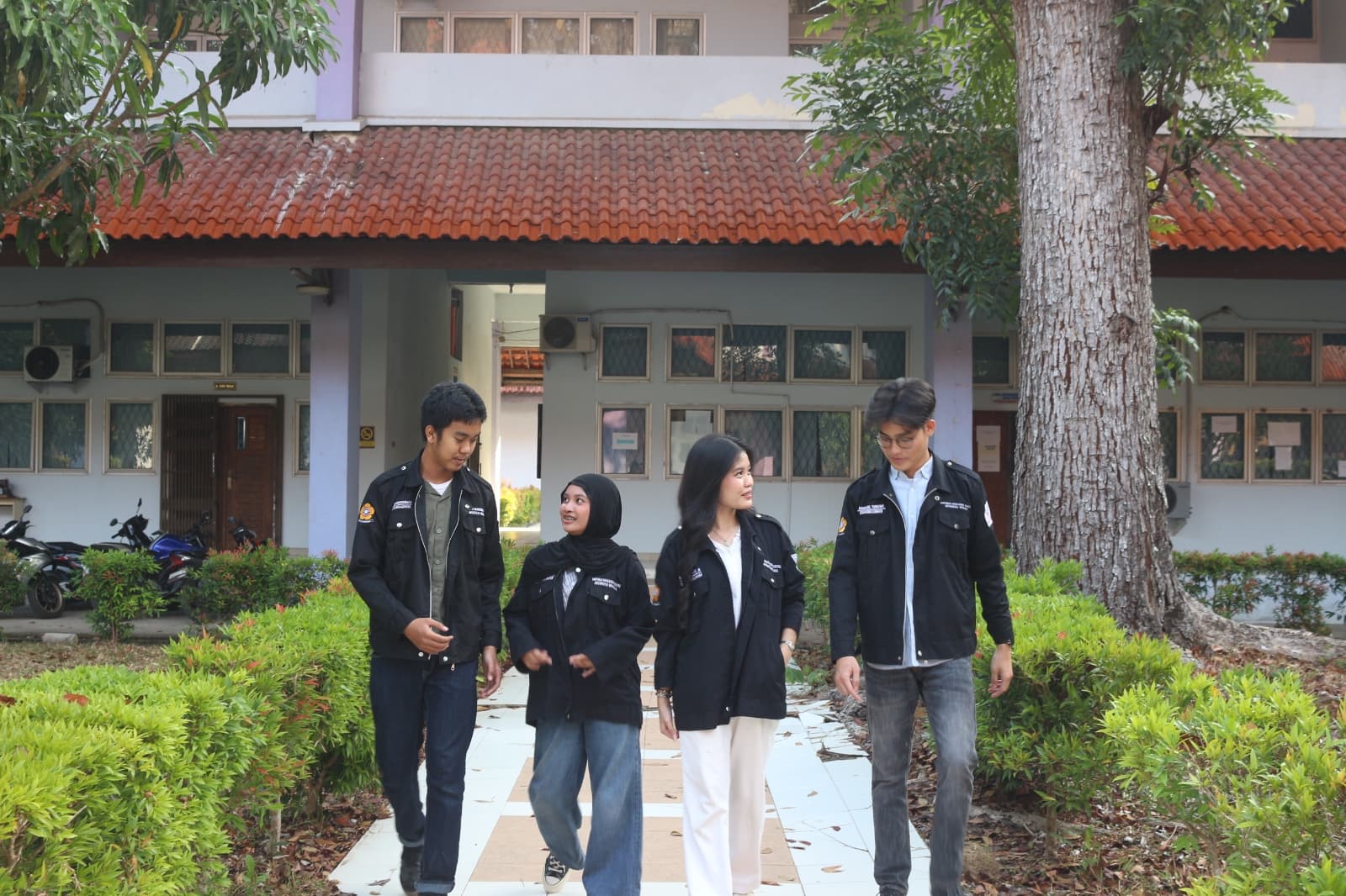 Mahasiswa Teknik Elektro UNSRI di lingkungan departemen