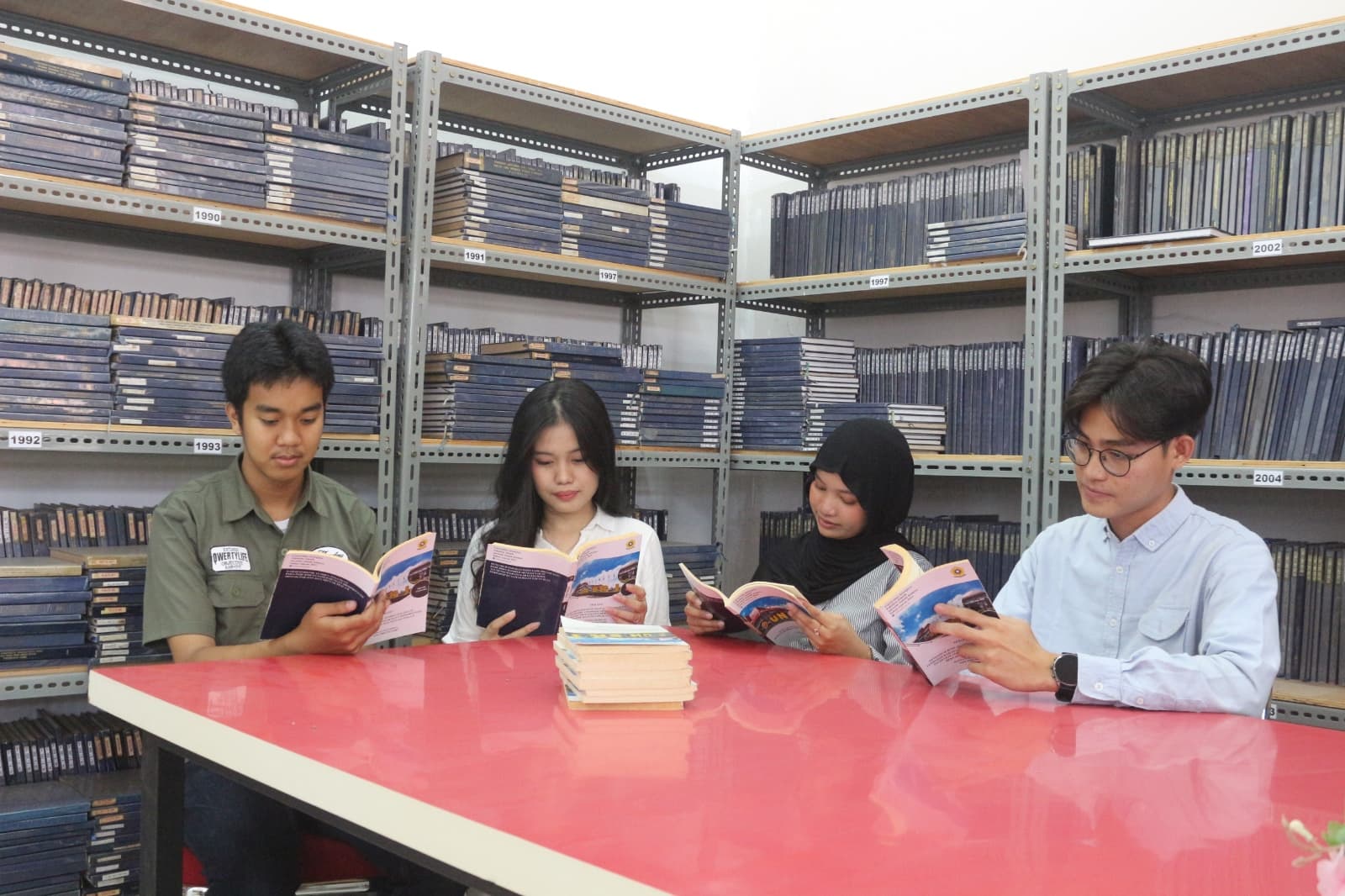Mahasiswa Teknik Elektro UNSRI belajar bersama di ruang referensi
