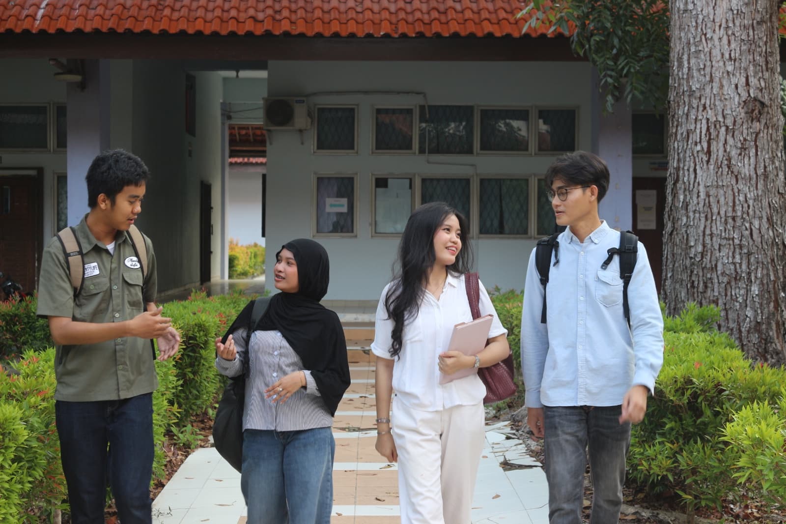 Mahasiswa Teknik Elektro UNSRI berjalan bersama di lingkungan departemen