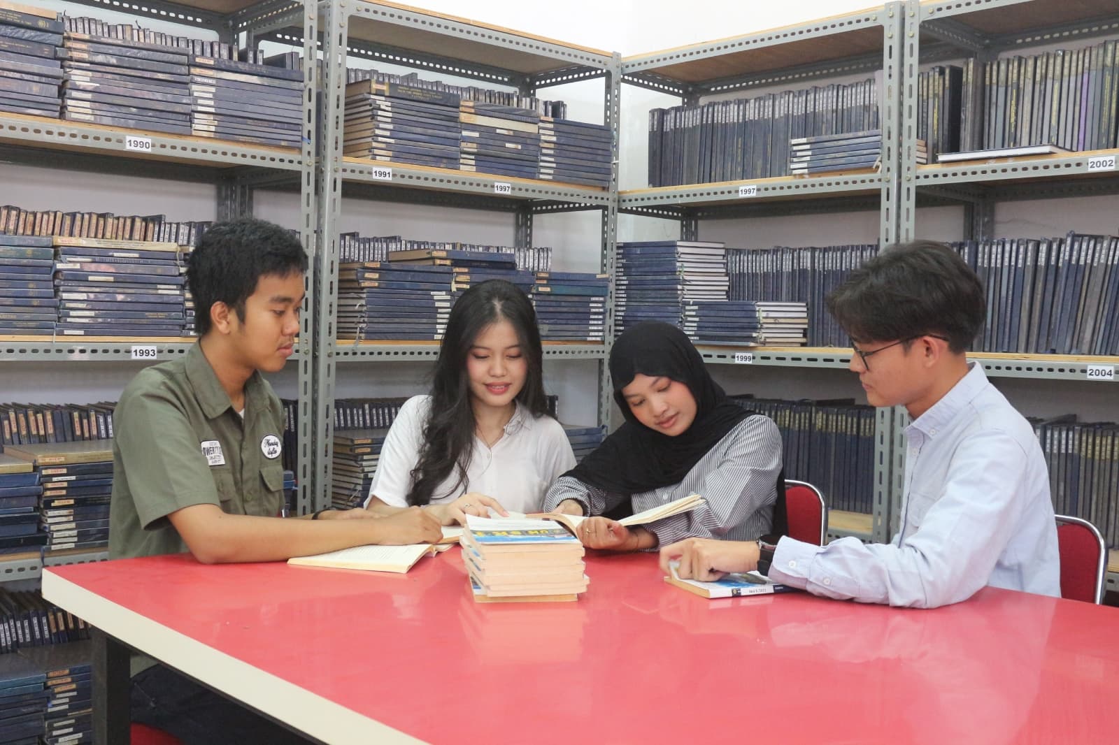 Mahasiswa Teknik Elektro UNSRI berdiskusi di ruang referensi