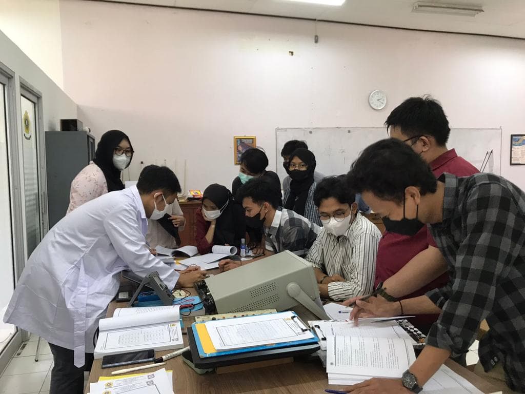 Mahasiswa melaksanakan praktikum di Laboratorium Elektronika dan Komponen