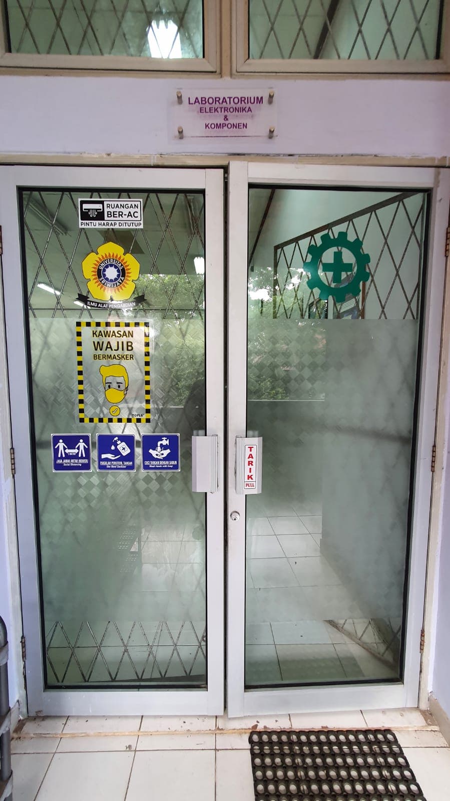 Pintu masuk Laboratorium Elektronika dan Komponen
