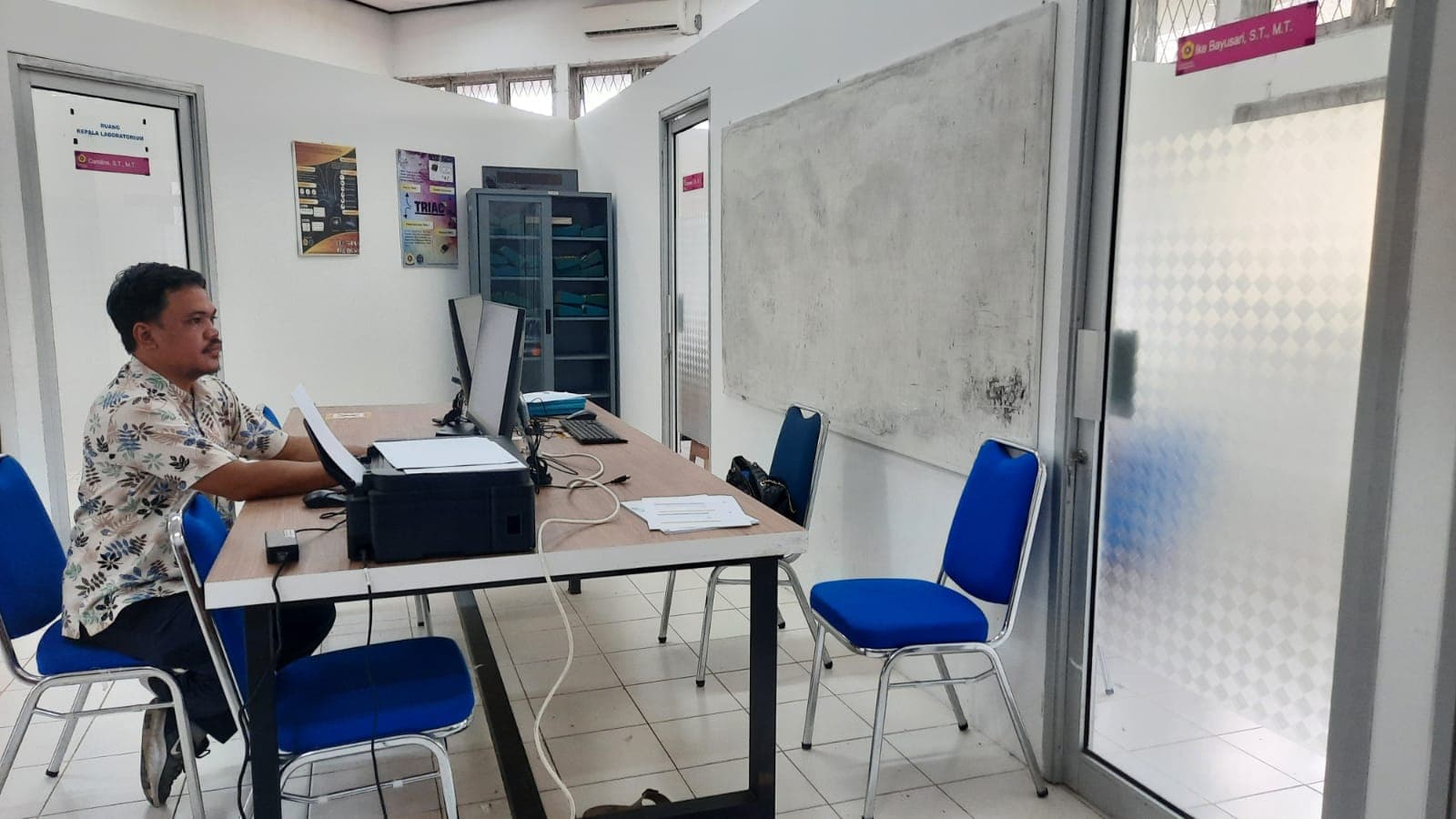 Ruang kerja Laboratorium Elektronika dan Komponen