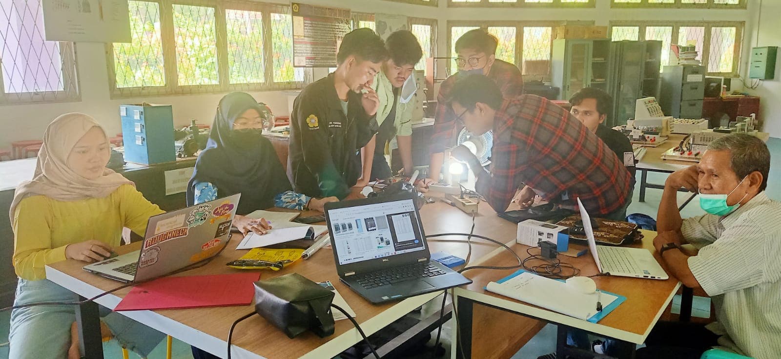 Mahasiswa melaksanakan praktikum di Laboratorium Mesin-Mesin Listrik