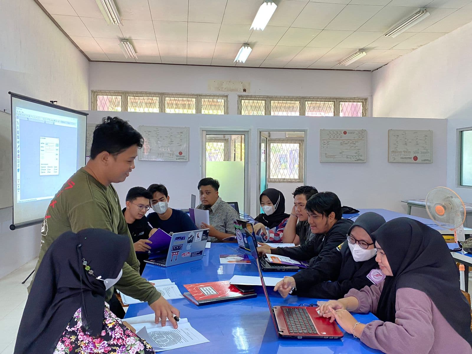 Mahasiswa melaksanakan praktikum di Laboratorium Sistem Distribusi Ketenagalistrikan