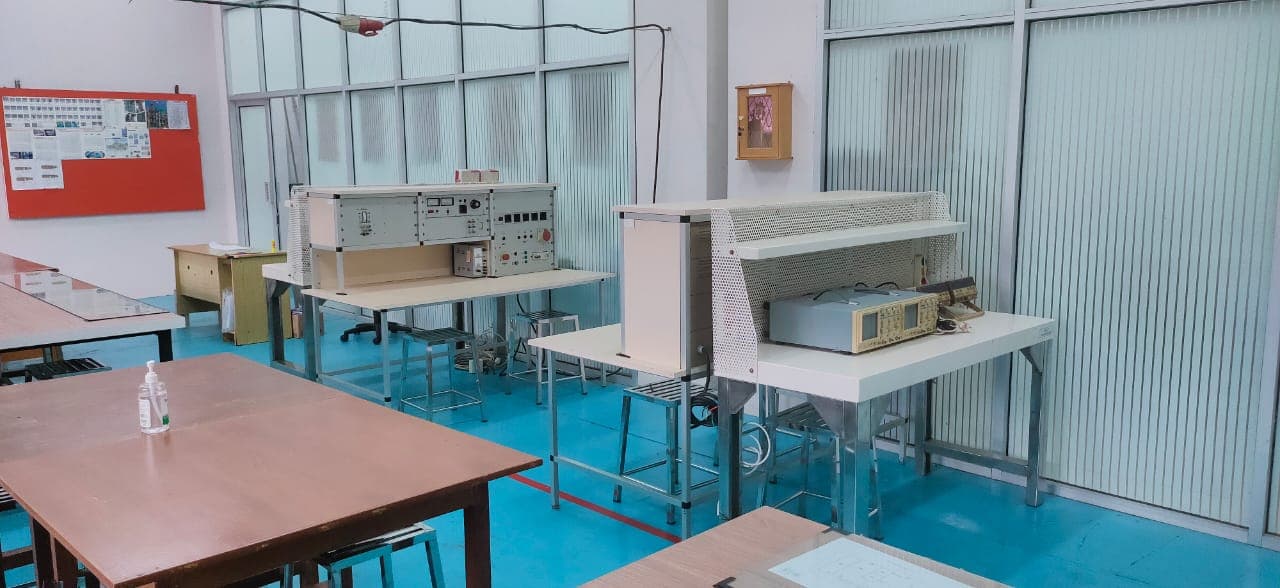 Perangkat pengukuran listrik di dalam laboratorium