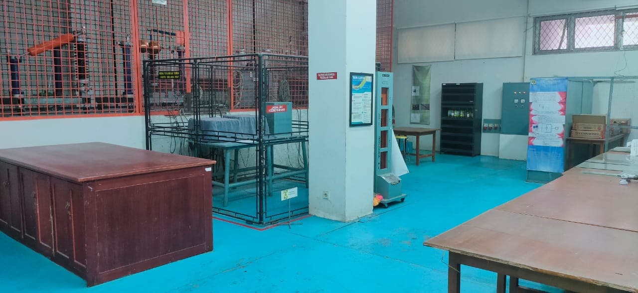 Peralatan eksperimen tegangan tinggi di dalam laboratorium