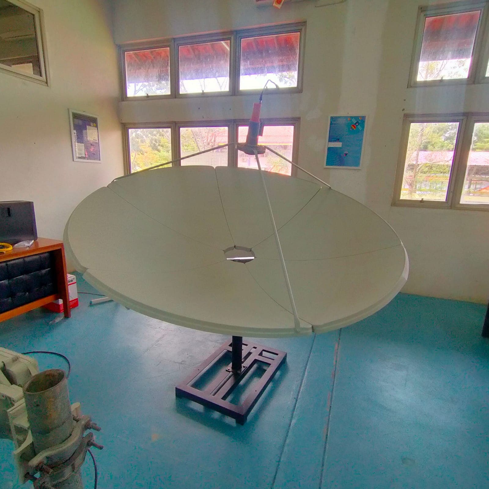 Antena parabola di Laboratorium Telekomunikasi dan Informasi