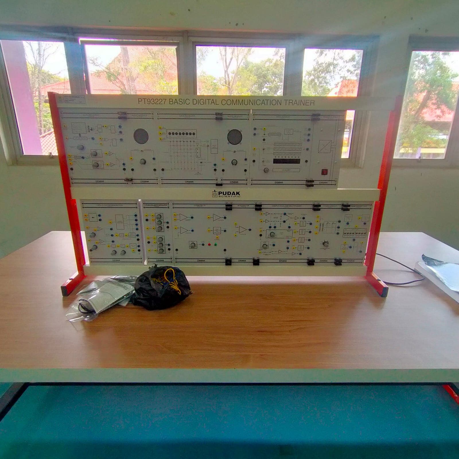 Trainer komunikasi digital di Laboratorium Telekomunikasi dan Informasi