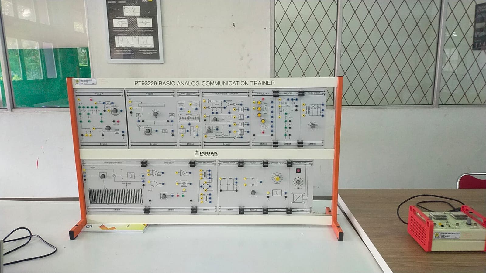 Trainer komunikasi analog di Laboratorium Telekomunikasi dan Informasi