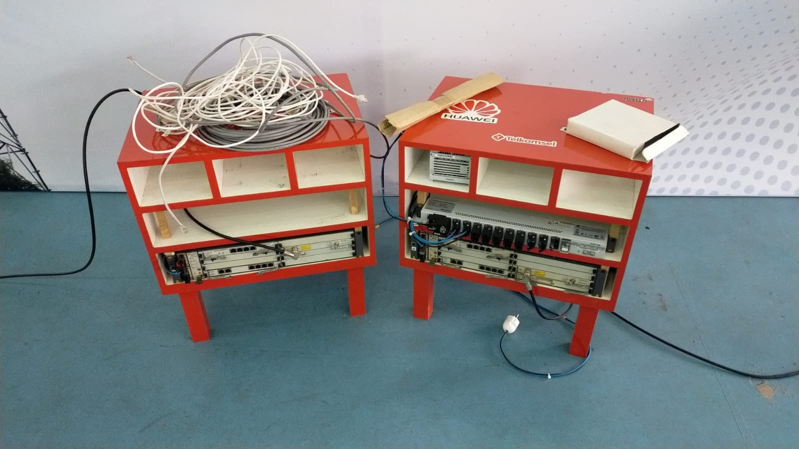 Perangkat jaringan telekomunikasi di Laboratorium Telekomunikasi dan Informasi