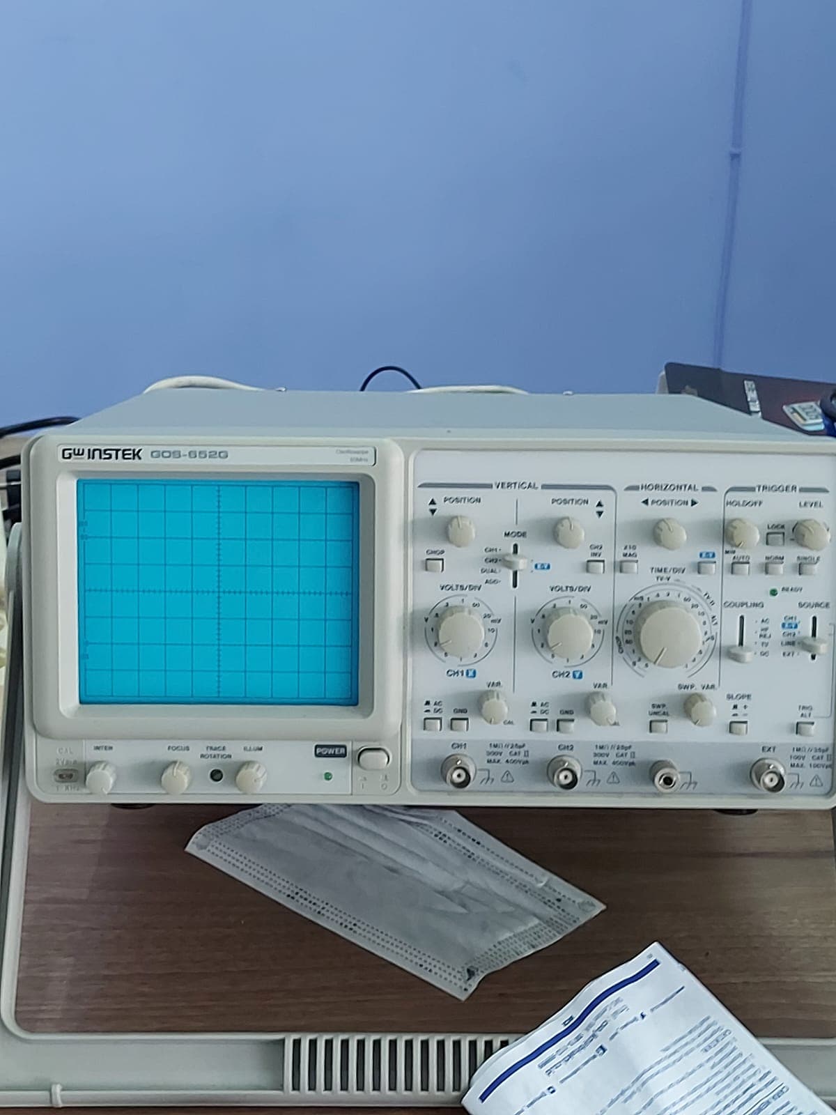 Osiloskop di Laboratorium Teknik Kendali dan Robotika