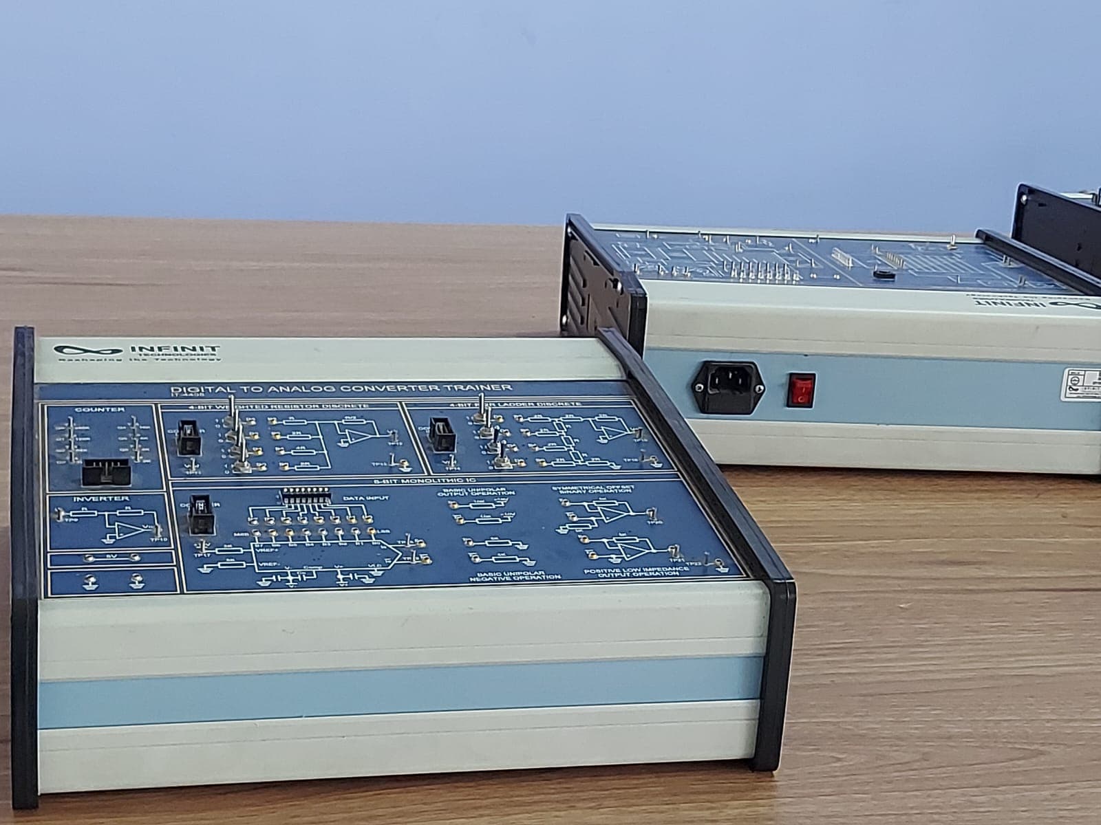Trainer elektronika di Laboratorium Teknik Kendali dan Robotika